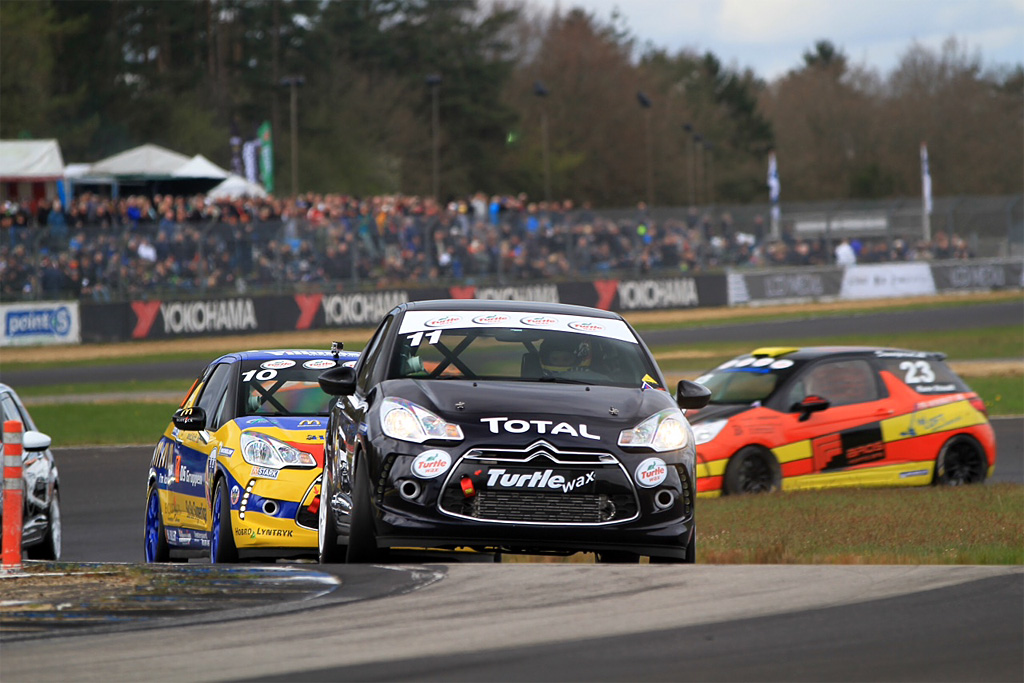 Rasmus Klarskov (#11) dobbeltsejrer i første afdeling i Citroën DS3 Cup. Bag ham Jacob Mathiassen (#10), Jørgen Worthmann og Rune Staudt (#23). Foto: Michael Ewert.